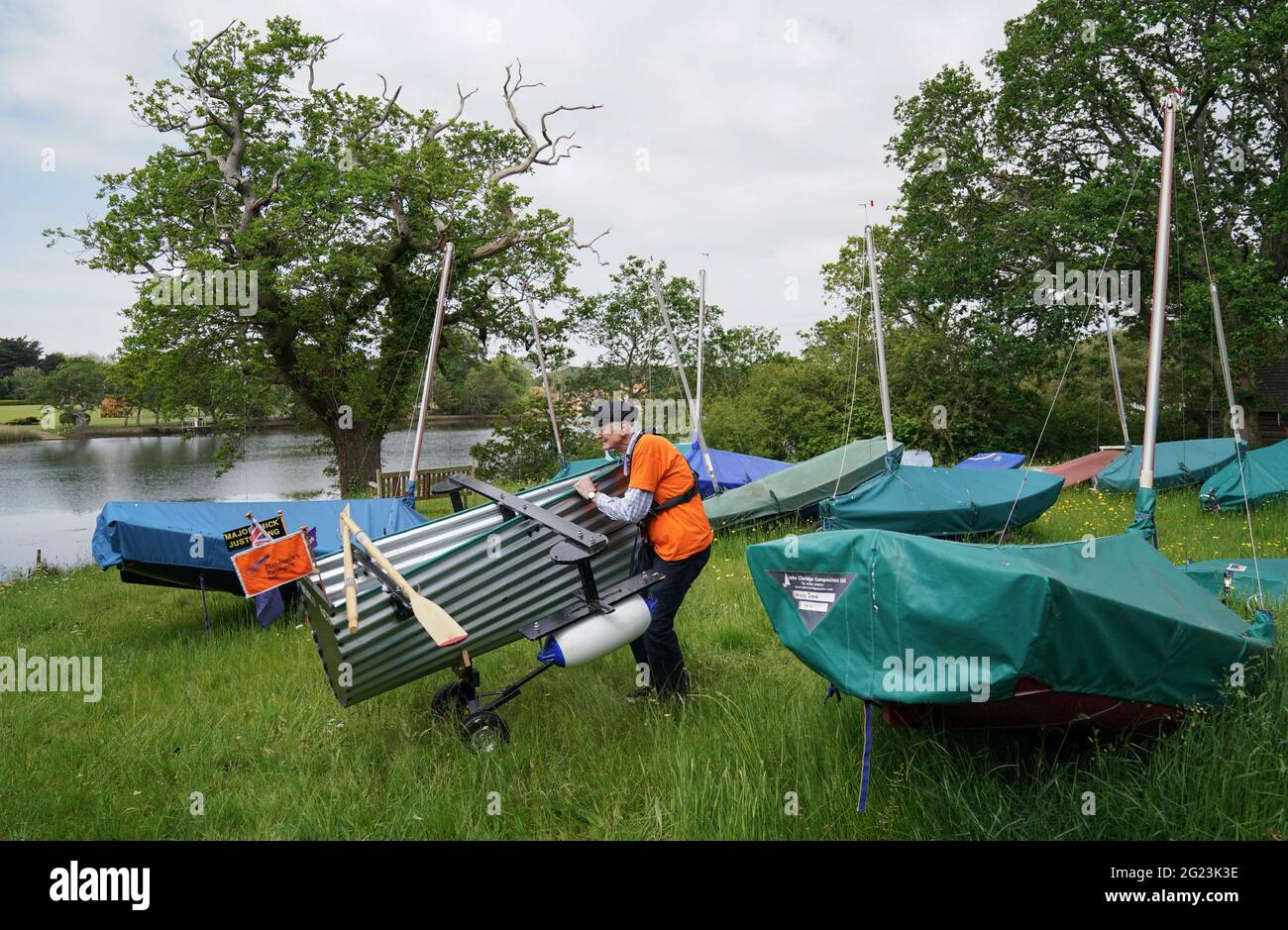 Michael Stanley, bekannt als „Major Mick“, bewegt sein selbstgemachtes Boot „Tintanic II“ in Richtung Slip Way, während er sich auf den Weg entlang des Beaulieu River in Hampshire macht, um Geld für Alzheimer's Research UK zu sammeln. Der 80-jährige pensionierte Army Major plant, 100 Meilen auf Flüssen, Kanälen und offenem Wasser in Großbritannien zu rudern. Bilddatum: Dienstag, 8. Juni 2021. Stockfoto