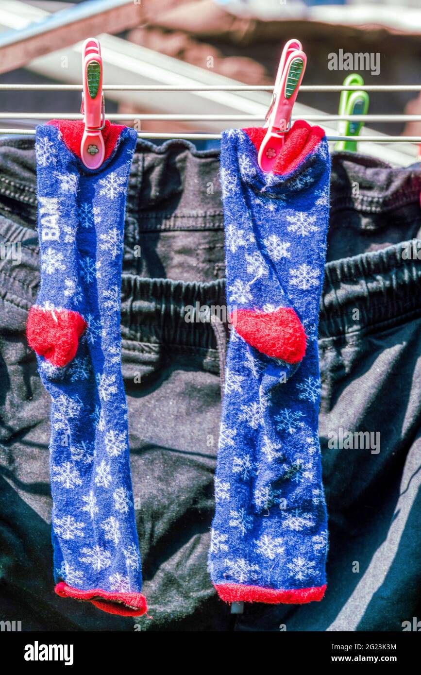 Ein Paar alte Socken an einer Wäscheleine, Upper Weld, Hampshire, Großbritannien Stockfoto