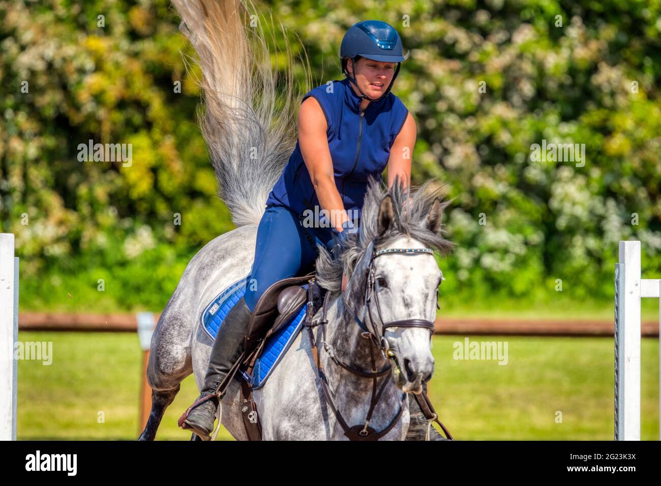 Fliegender Schwanz. Rebecca Markillie reitet Turbine Breeze während des Reittrainings im Speetley Equestrian Center, Barlborough, Chesterfield, Großbritannien Stockfoto