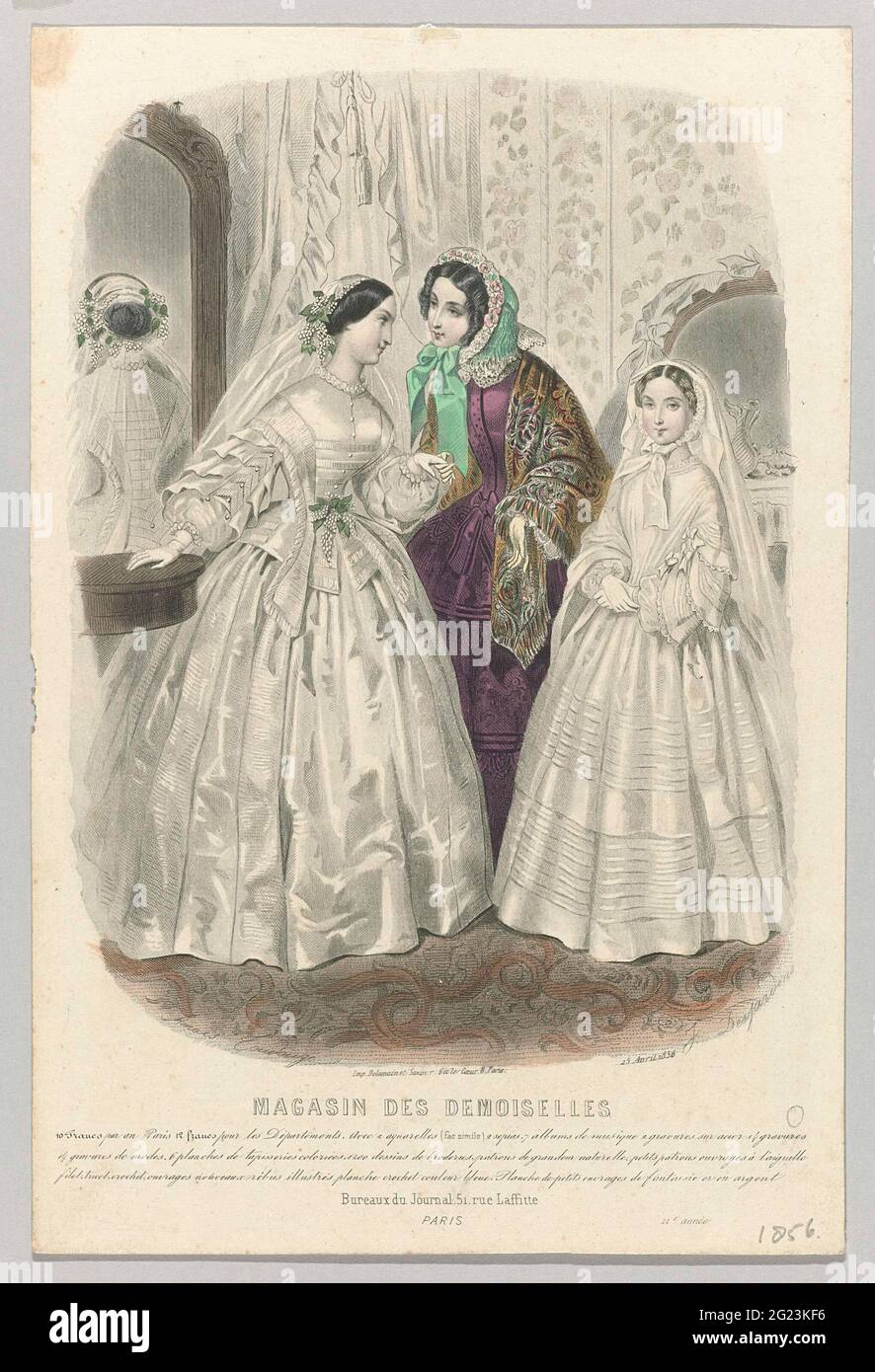 Magasin des Demoiselles, 25 Avril 1856, 12. Année. Drei Frauen an einem Spiegel in einem Innenraum. Links: Kapuzen-Hochzeitskleid mit breiten Pagodemouws und Patten unter den Ärmeln. Weiter Faltenrock. Zubehör: Schleier, Blumenkorps und Handschuhe. Mitte: Violetter, hochgeschlossener Kinnkieferkieferkiefertänk. Um die Schulter ein Schal mit Fransen. Rechts: Weißes Kleid mit Schlingen an den Ärmeln und breiter Rock mit horizontalem Streifenmuster. Unter der Show einige Regeln Informationen über das Modemagazin. Druck aus der Zeitschrift Magasin des Demoiselles (1844-1896). Stockfoto