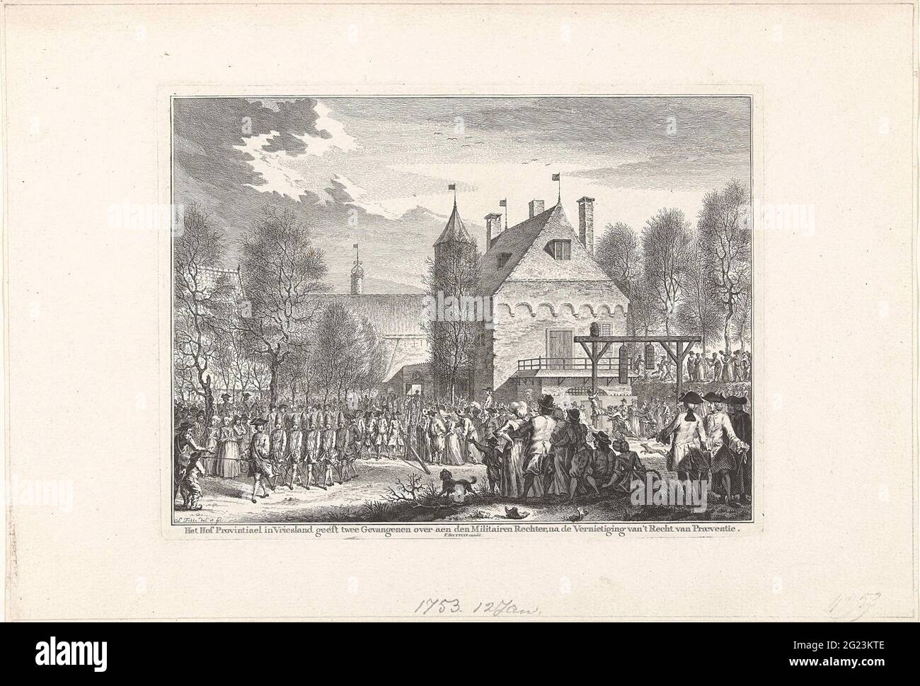 Überstellung von zwei Gefangenen an das Militärgericht, 1753; der Hof Provintiael in Vriesland gibt nach der Zerstörung des Praevenzrechts zwei Gefangene über den Militärrichter. Übertragung von zwei Gefangenen auf dem Militärgericht durch das Provinzgericht von Friesland in Leeuwarden, 12. Januar 1753. Die Gefangenen werden von einer militärischen Eskorte unter großem öffentlichen Interesse gezeigt. Rechts vor der Kanzlei ein Gerüst und Galgen. Stockfoto