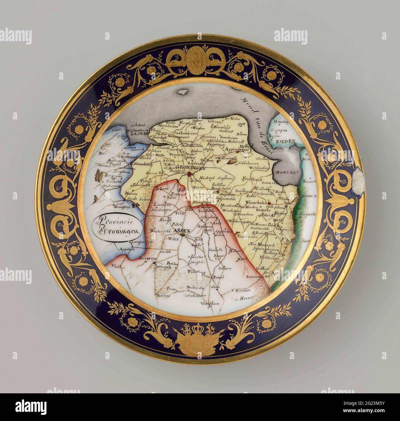Teller mit Dekor der Provinz Groningen. Tafel, die zu einer Serie von 18 Platten mit jedem Hintergrund einer Provinz in den damaligen Nederlanden gehört. Monogrammed RD, der Rand mit Blumen-/Blattlocken und Harpyien im Stil von um 1820-1830 und dem niederländischen Nationalarm. Stockfoto