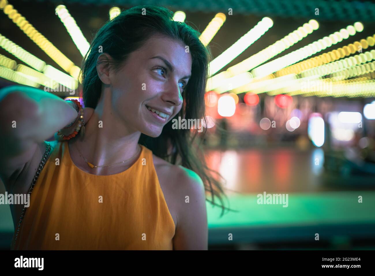 Portrait einer schönen lächelnden Frau, die die Haare mit einer Hand zur Seite hält Stockfoto