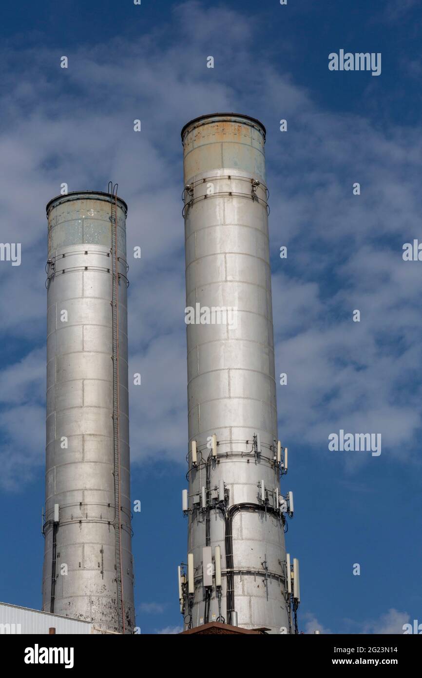 Detroit, Michigan - Rauchschornsteine mit drahtlosen Kommunikationsgeräten auf der Detroit Thermal Dampfkraftwerk. Die Erdgasanlage Deli Stockfoto