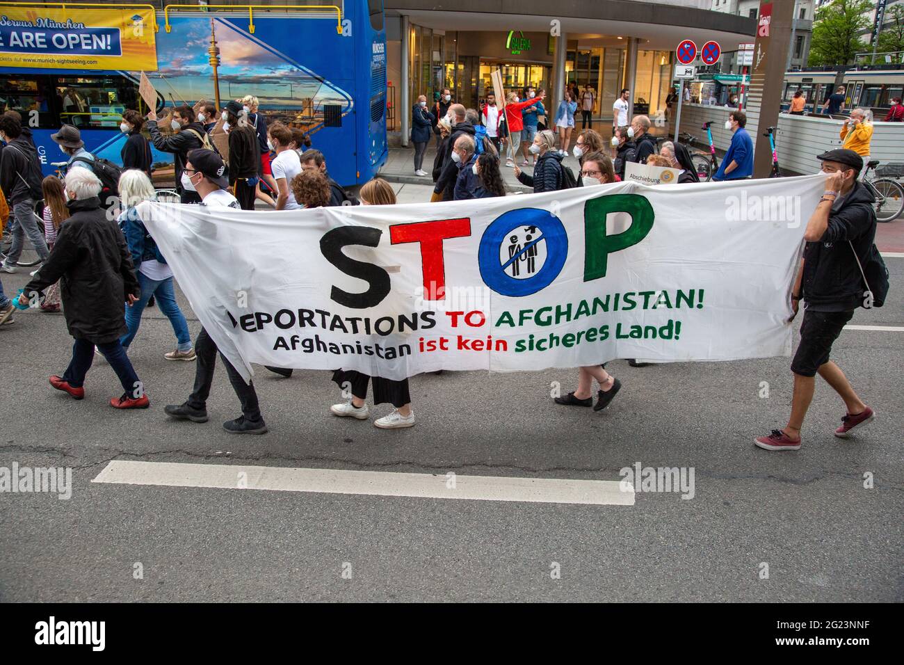 Hunderte Demonstrant*innen sammeln sich am 6.6.2021 in München, um gegen Abschiebungen nach Afghanistan zu demontieren. - Hunderte nahmen am 6. Juni 2021 an einer Demonstration gegen Abschiebungen nach Afghanistan in München Teil. (Foto von Alexander Pohl/Sipa USA) Stockfoto
