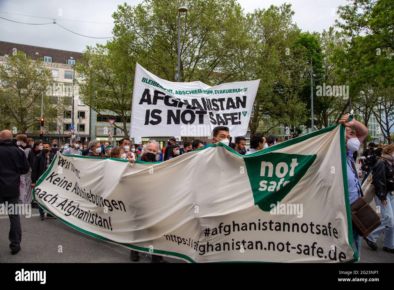 Hunderte Demonstrant*innen sammeln sich am 6.6.2021 in München, um gegen Abschiebungen nach Afghanistan zu demontieren. - Hunderte nahmen am 6. Juni 2021 an einer Demonstration gegen Abschiebungen nach Afghanistan in München Teil. (Foto von Alexander Pohl/Sipa USA) Stockfoto