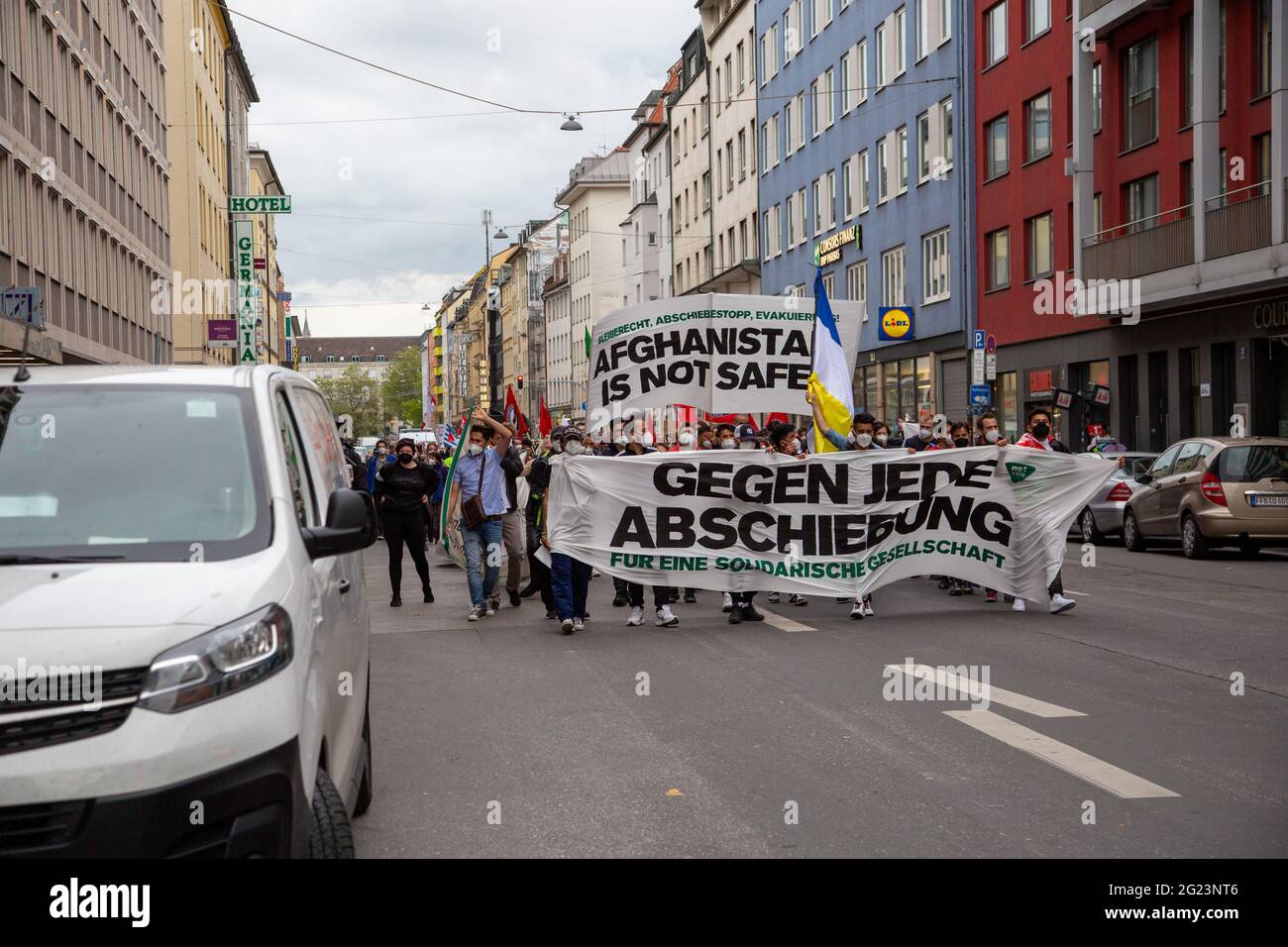 Hunderte Demonstrant*innen sammeln sich am 6.6.2021 in München, um gegen Abschiebungen nach Afghanistan zu demontieren. - Hunderte nahmen am 6. Juni 2021 an einer Demonstration gegen Abschiebungen nach Afghanistan in München Teil. (Foto von Alexander Pohl/Sipa USA) Stockfoto