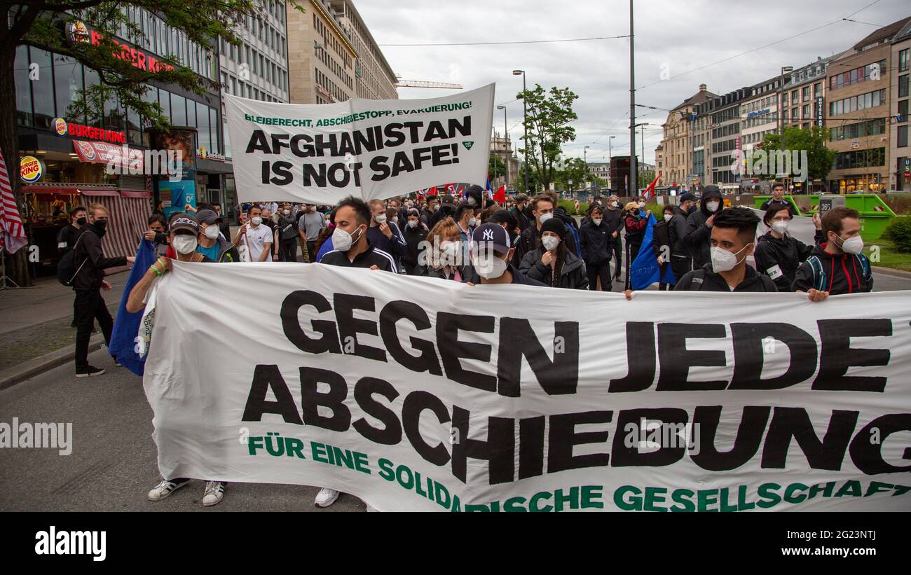Hunderte Demonstrant*innen sammeln sich am 6.6.2021 in München, um gegen Abschiebungen nach Afghanistan zu demontieren. - Hunderte nahmen am 6. Juni 2021 an einer Demonstration gegen Abschiebungen nach Afghanistan in München Teil. (Foto von Alexander Pohl/Sipa USA) Stockfoto