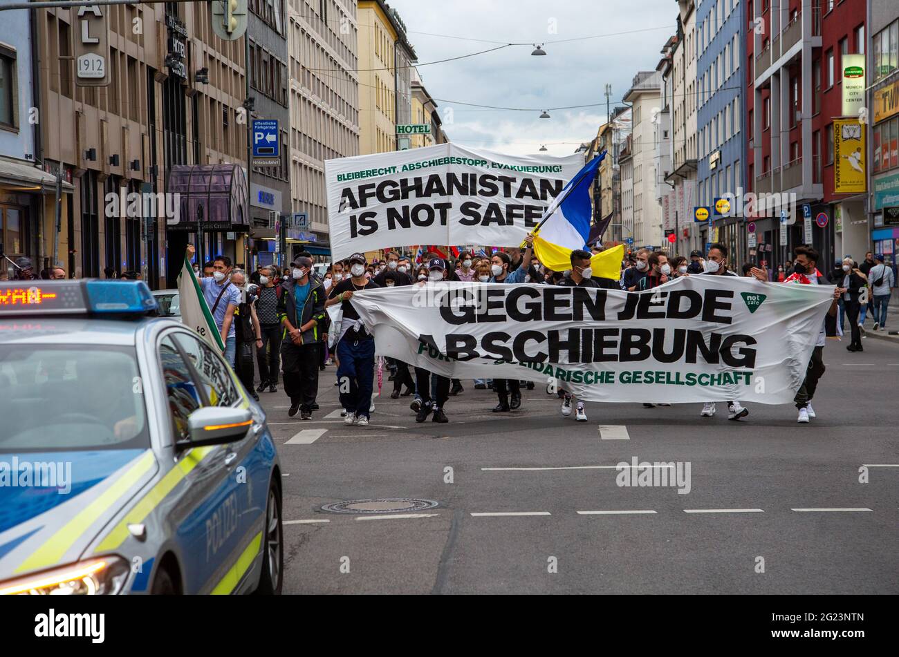 Hunderte Demonstrant*innen sammeln sich am 6.6.2021 in München, um gegen Abschiebungen nach Afghanistan zu demontieren. - Hunderte nahmen am 6. Juni 2021 an einer Demonstration gegen Abschiebungen nach Afghanistan in München Teil. (Foto von Alexander Pohl/Sipa USA) Stockfoto