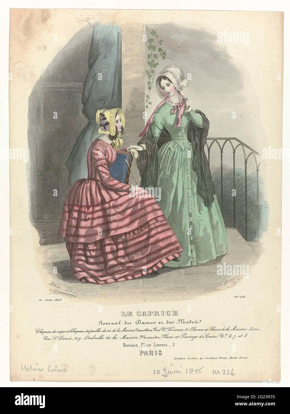 Le Caprice, 10 Juin 1845, Nr. 236: Chapeau de Crép (...). Zwei Frauen an  einer Balustrade. Links: Foised Jap mit langen Ärmeln und breitem Rock mit  Streifen-Motiv in zwei Pink-Tönen. Hut mit