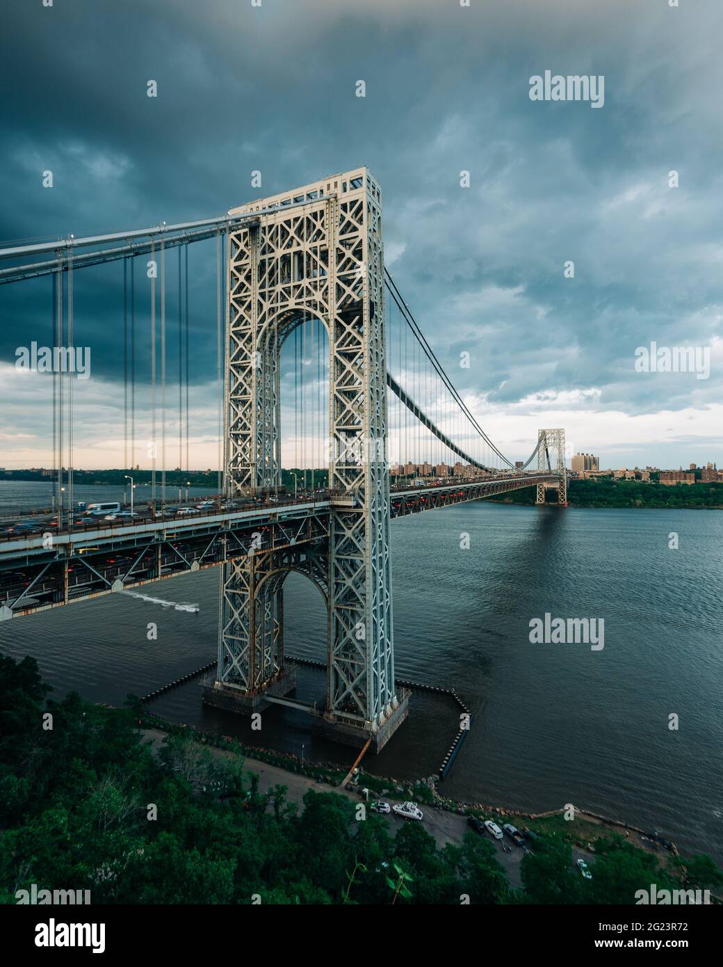 Gewitterwolken über der George Washington Bridge und dem Hudson River in New York City Stockfoto