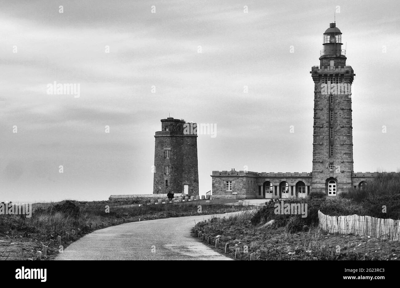 Plevaon (Bretagne, Nordwestfrankreich): Die Landzunge „Cap Frehel“. Der alte und der neue Leuchtturm Stockfoto