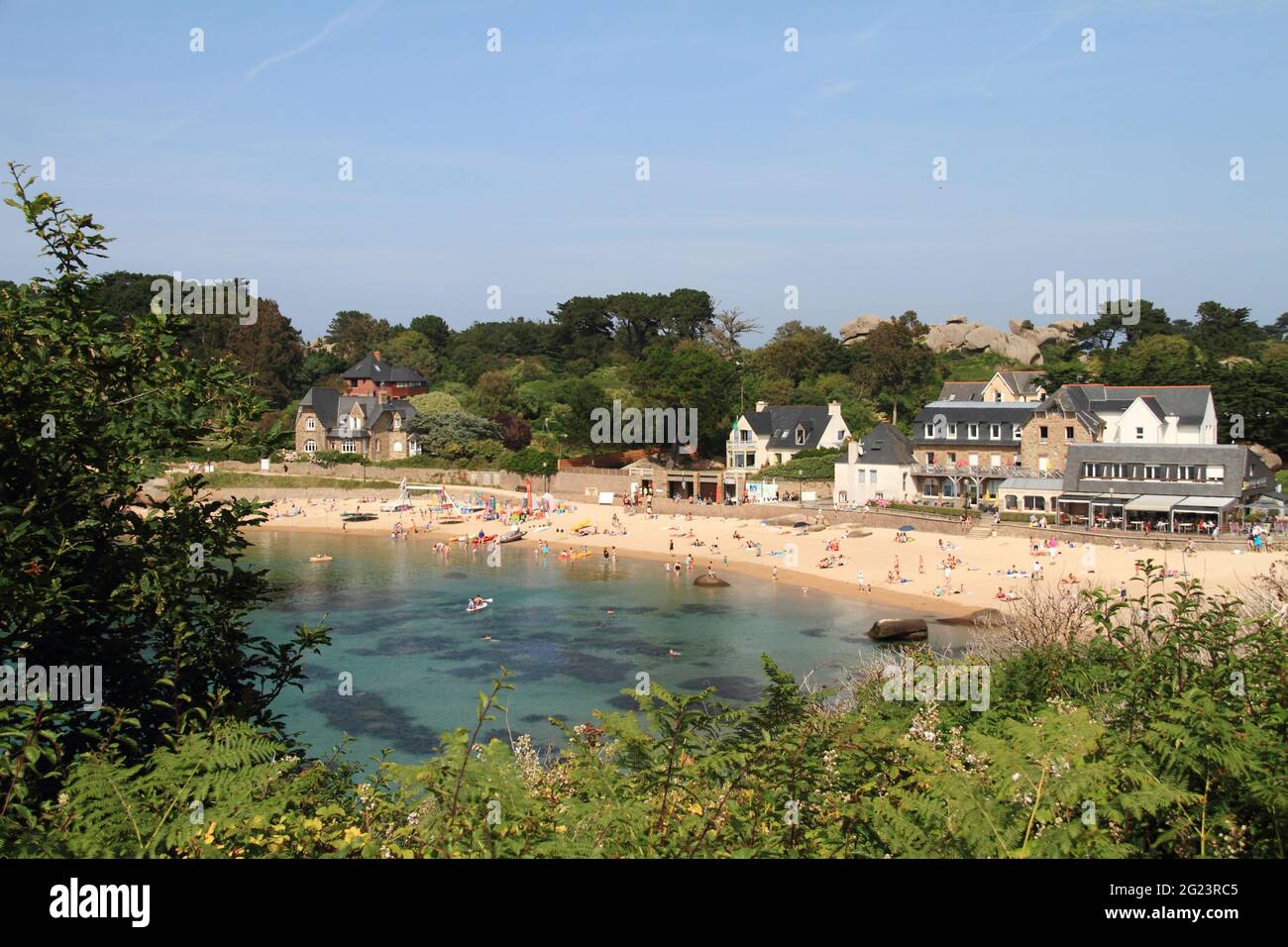Perros Guirec, Ploumanac'h (Bretagne, Nordwestfrankreich): Strand von Saint Guirec entlang des Küstengebiets „Cote de Granit Rose“ Stockfoto