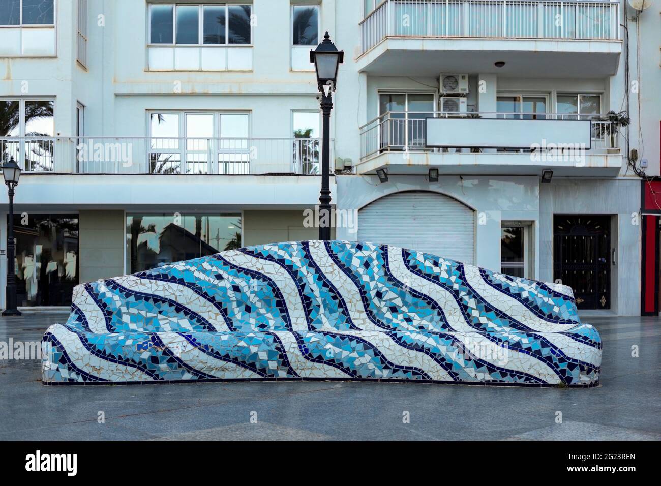 Torrevieja Alicante Spanien Keramikbank mit blauen und weißen Farben und welligen Formen, inspiriert von den kontinuierlichen und unregelmäßigen Wellen des Meeres.gaudi sty Stockfoto