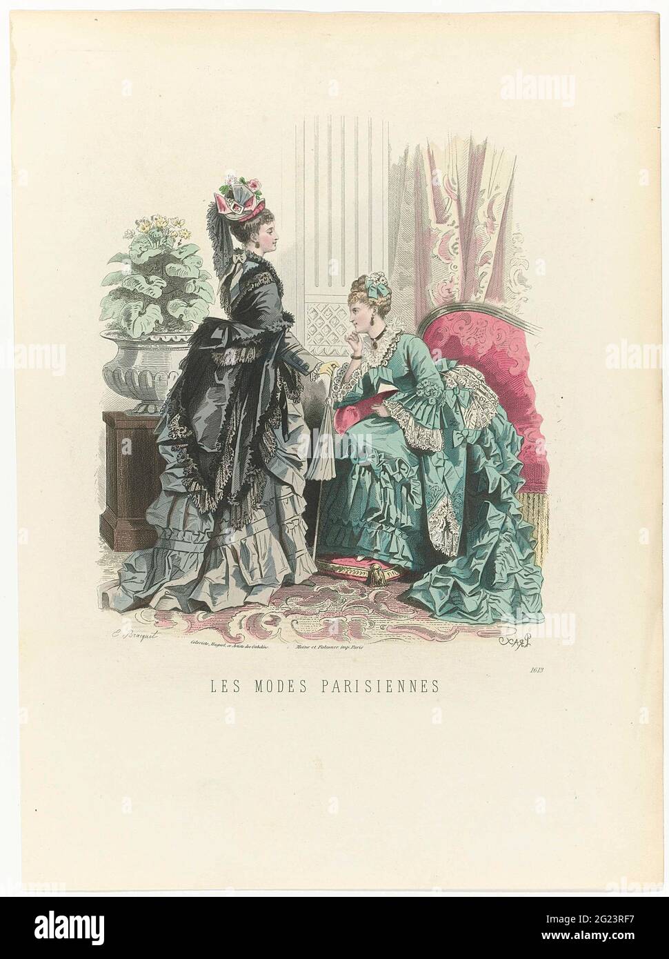 Les Modes Parisiennes, CA. 1871, Nr. 1613. Zwei Frauen im Innenraum, die Frau auf der Rückseite sah einen Mantel auf einem Rock mit Tournure. Die sitzende Frau trägt einen schmutzigen Anzug. Druck aus dem Modemagazin Les Modes Parisiennes (1843-1885). Stockfoto