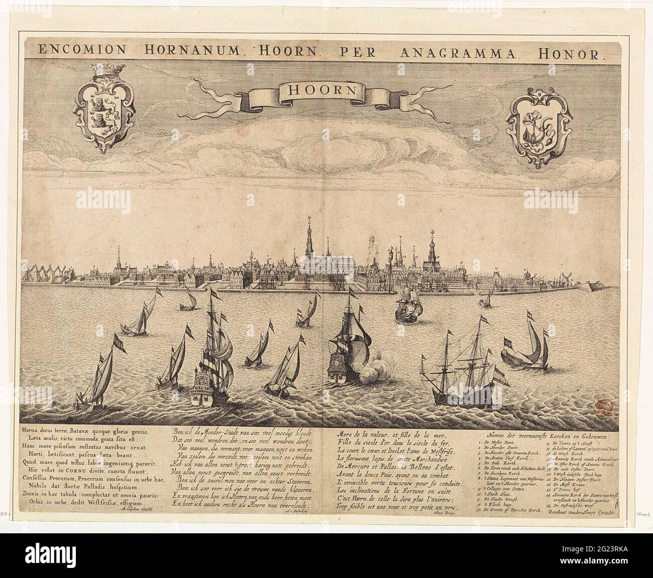 Hoorn vom Hafen aus gesehen; Horn. Blick auf Hoorn von einem unter Druck stehenden Segelmeer. Unter dem Stadtbild drei Lob an Horn und eine Legende. Über der Wolke feiern die Waffen von Hoorn und Westfriesland. Mit Inschrift 'Encomium Hornarum, Hoorn, per anagramma, Honor'. Stockfoto