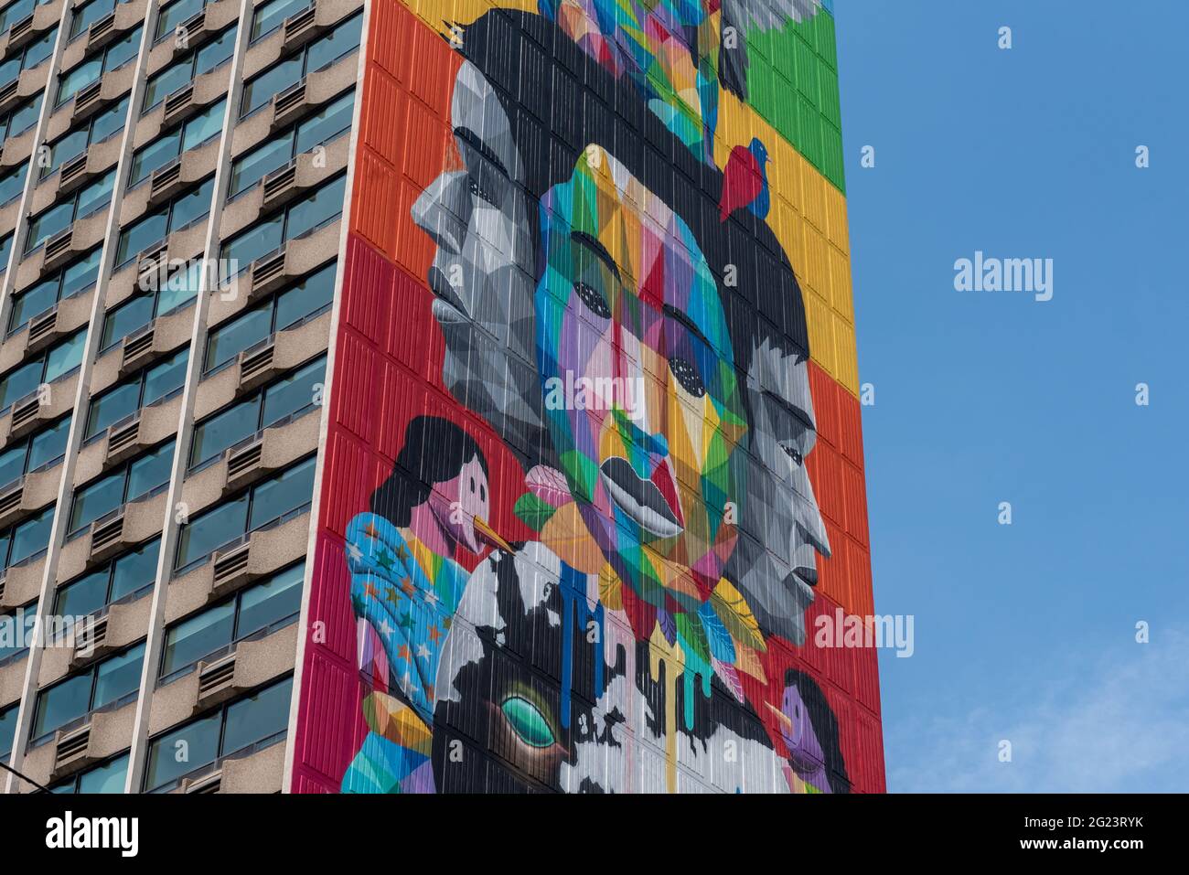 Wandgemälde mit dem Namen „Equilibrium“ in einem Gebäude in der Jarvis Street und Carlton Street, Toronto, Kanada Stockfoto