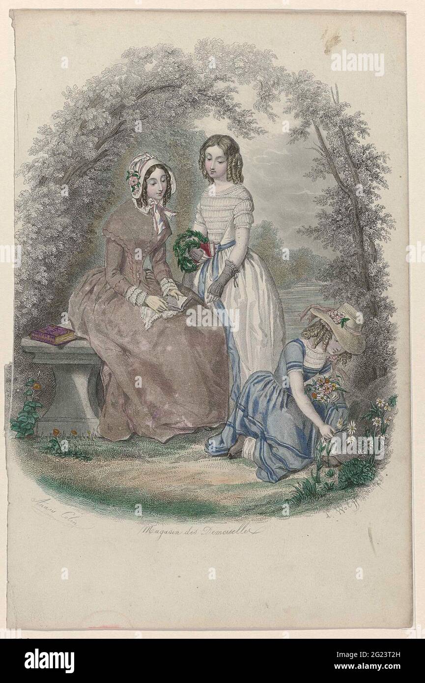 Magasin des Demoiselles, 1845. Frau sitzt auf einer Bank, mit zwei Mädchen, von denen eine Blumen pflückt. Neben ihr befindet sich auch die Zeitschrift 'Magasin des Demoiselles'. Die Frau trägt ein hochlockiges Kleid mit Dreiviertelärmeln und plissierten Unterärmeln. Auf dem Kopf ein Baldachin Hut mit Blumen geschmückt. Die beiden Mädchen tragen Formen mit kurzen Ärmeln, von denen eines mit gestrecktem Gürtel. Unter der Show einige Regeln Informationen über das Modemagazin. Druck aus der Zeitschrift Magasin des Demoiselles (1844-1896). Stockfoto