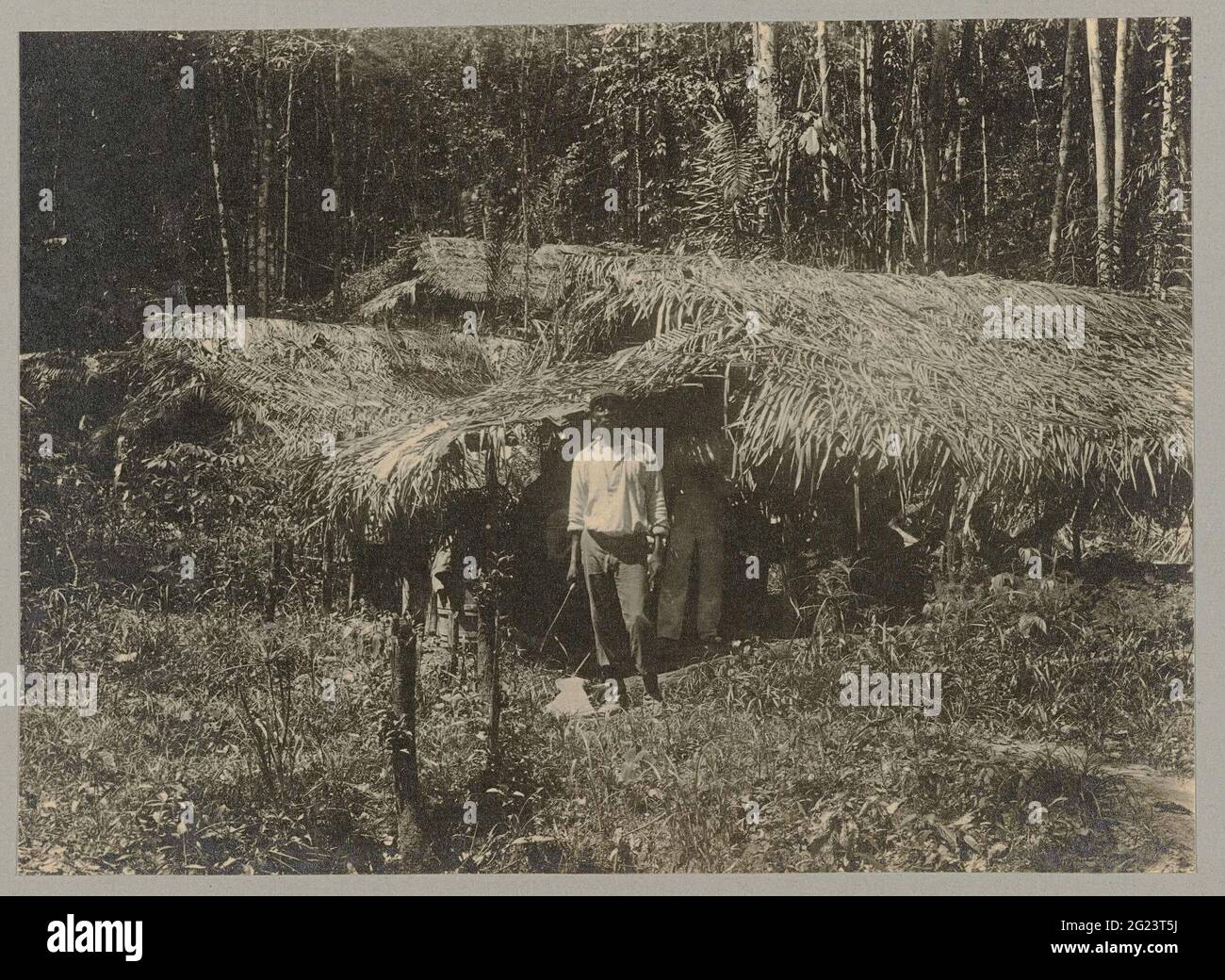 Golden Riders auf Placer de Jong. Einige Goldmappen, die am Eingang eines Lagers auf dem Placer (Konzession für den Goldabbau) der Brüder L. und F. de Jong in Ostsurinam stehen. Teil des Fotoalbums Souvenir de Voyage (Teil 5), über das Leben der Familie DOIER in und um die Plantage ma Retreat in Suriname in den Jahren 1906-1913. Stockfoto