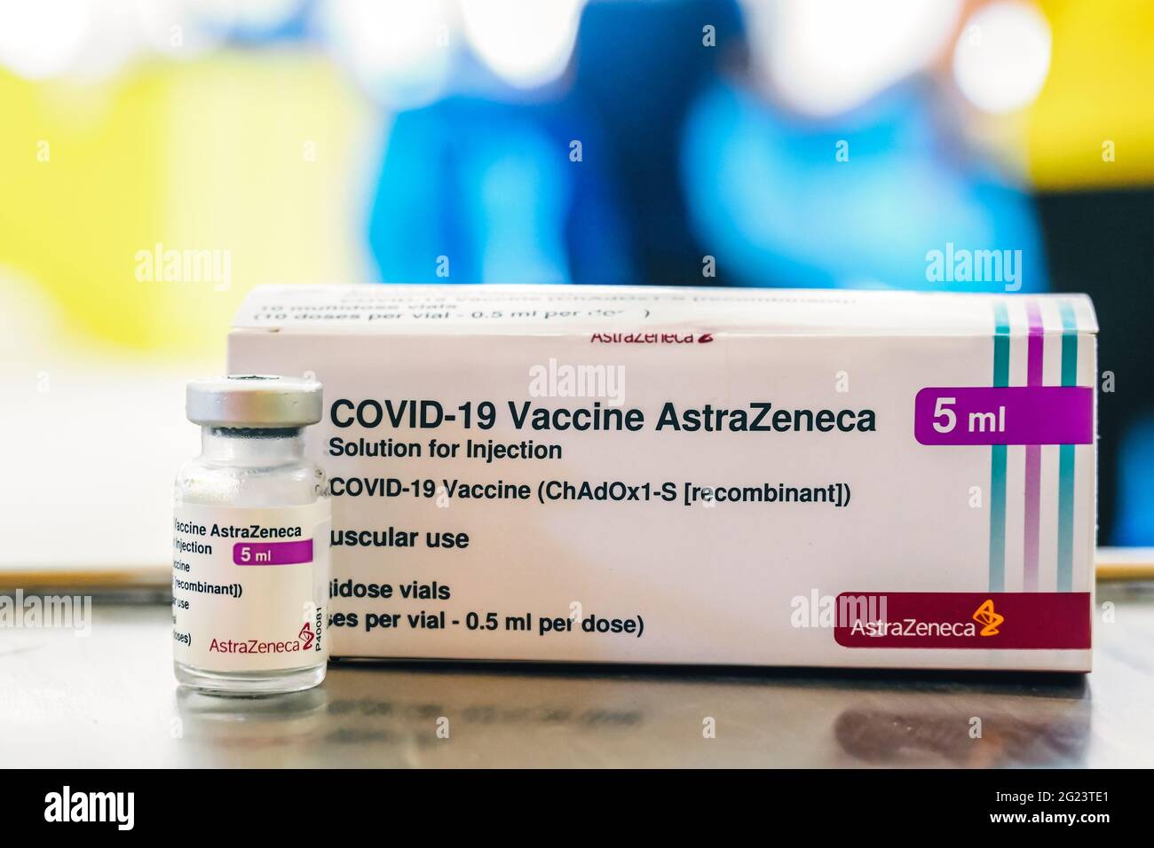Thailand - 5. Juni 2021 Nahaufnahme von AstraZeneca-Impfstofffläschchen Flaschen für können helfen, Pandemie zu stoppen, COVID-19-Impfstoffe können helfen, die Übertragung zu reduzieren Stockfoto