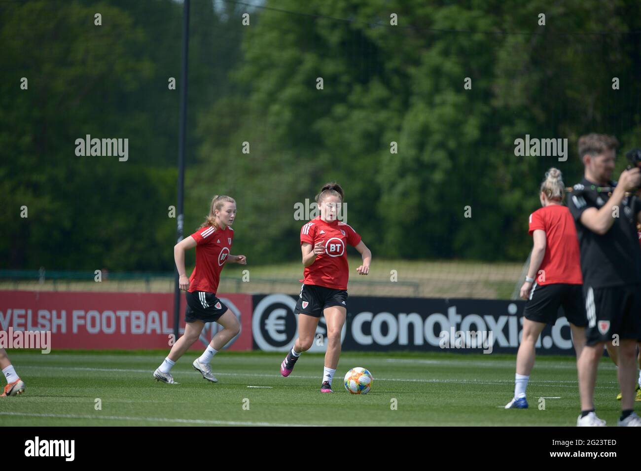 Wales Womens National Team Training, Cardiff, 8. Juni 2021. Das Wales Womens Team trainiert vor dem Spiel gegen Schottland. Kredit: Andrew Dowling/Alamy Live Nachrichten Stockfoto