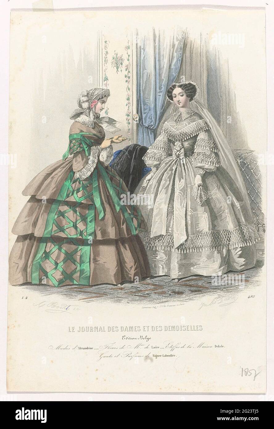 Le Journal des Laden et des Demoiselles, 1857, Nr. 493, Edition Belge: Modes (...). Zwei Frauen in einem Innenraum. Links: Braunes Kleid mit breitem Streifenrock und grünem Band im Rautenmuster. Auf dem Kopf ein weißer Hut mit Schleifbändern. Rechts: Hochverschlossenes Hochzeitskleid mit breitem Rock, garniert mit Quasten. Blumenkorps und gestreckter Gürtel. Weiteres Zubehör: Schleier, Handschuhe, Taschentuch. Nach der Bildunterschrift: 'Modes' von Alexandrine. Nachfolgend einige Regeln für Werbetexte für verschiedene Produkte. Druck aus dem Modemagazin Le Journal des Ladens et Demoiselles (1841-1902). Stockfoto