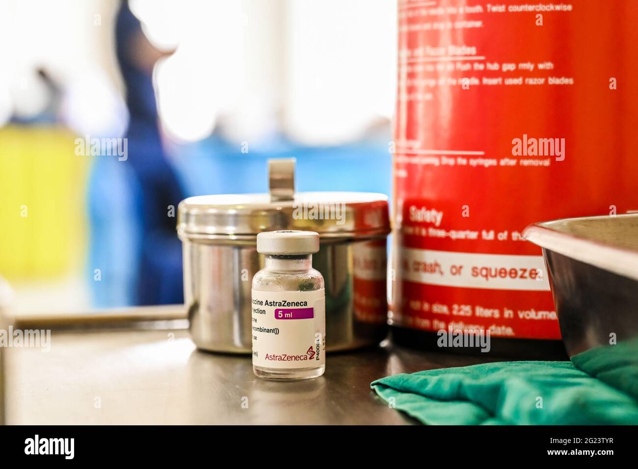 Thailand - 7. Juni 2021 Nahaufnahme von AstraZeneca-Impfstofffläschchen Flaschen für können helfen, Pandemie zu stoppen, COVID-19-Impfstoffe können helfen, die Übertragung zu reduzieren Stockfoto
