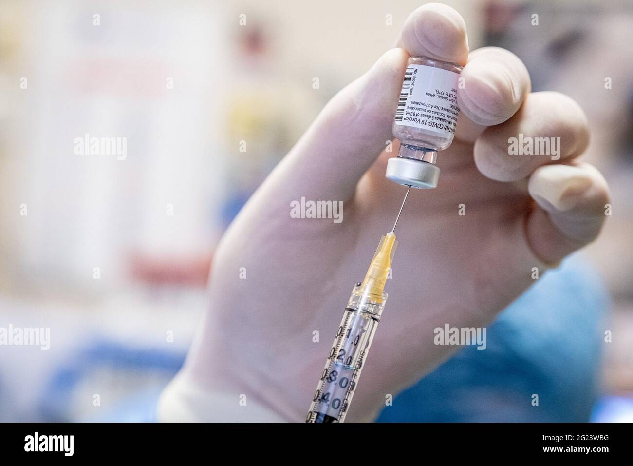 Mailand - Covid-19-Impfstoff im Krankenhaus von San Rafaele. Vorbereitung und Verdünnung von Impfstofffläschchen. Impfungen für Ärzte und Gesundheitspersonal (Mailand Stockfoto
