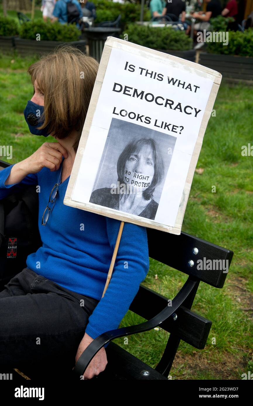 Russell Square 29. Mai 2021 Töten Sie die Bill-Demonstration. Ein Demonstrator mit einem Plakat mit ihrem Gesicht trägt einen Knebel und die Frage "ist das, was dem Stockfoto