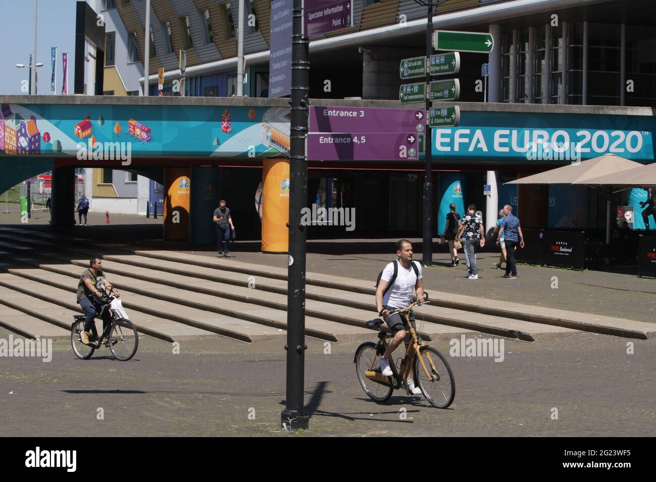Ein Bild zeigt die Mitglieder der Öffentlichkeit, die am 6. Juni 2021 in  Amsterdam, Niederlande, am Stadion der Johan Cruijff Arena, einem der elf  Austragungsorte der UEFA Euro Football 2020-2021, vorbeilaufen und