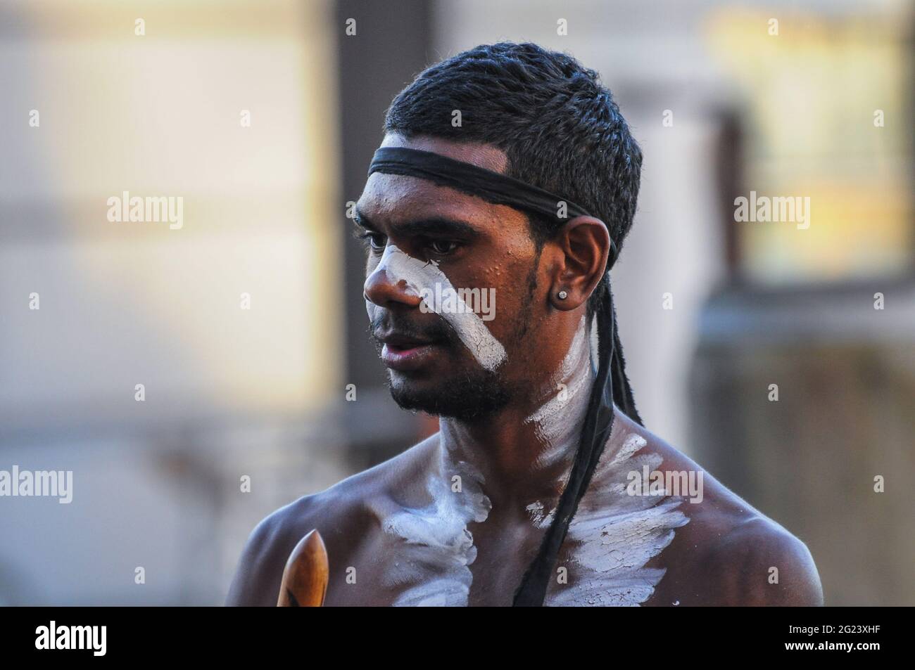Australische Aborigines, die im Hafen von Sydney eine Straßenaufführung mit traditionellen Blasinstrumenten durchführen Stockfoto