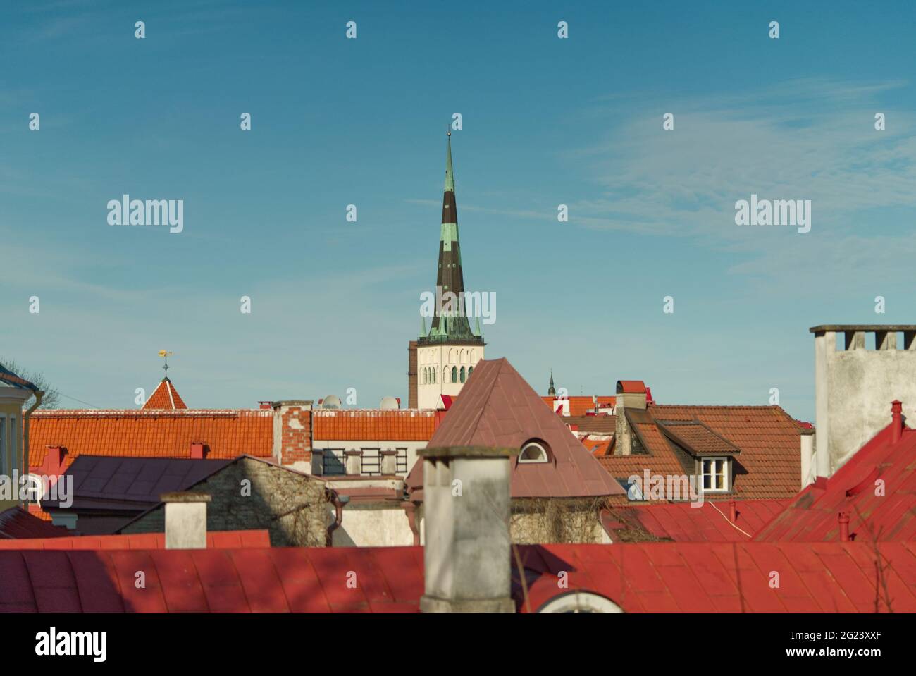 Panoramablick von der Aussichtsplattform Kohtuotsa, Estland. Altstädter Dächer, Kirchturm und neue Architektur. Sonniger Tag Frühling Stockfoto