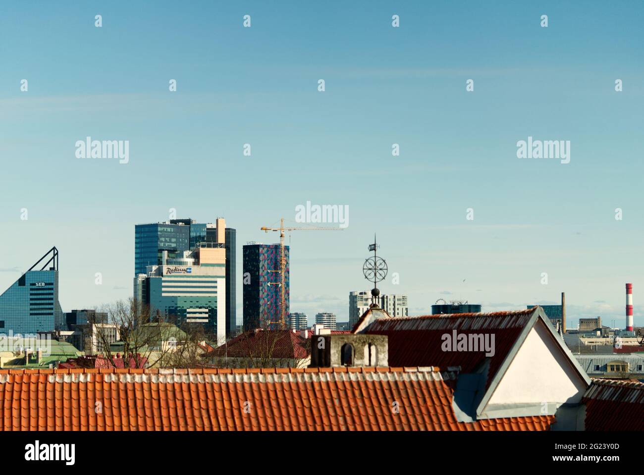 Estland, Tallinn: 08.06.21 - Panoramablick von der Aussichtsplattform Kohtuotsa auf die Altstadt, Radisson Blue und SEB Bank Stockfoto