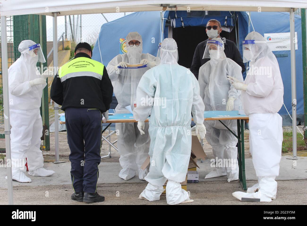 TRAPPETO (PA) CORONAVIRUS NOTFALL AUF DEM FOTO DAS TEAM VON ÄRZTEN UND KRANKENSCHWESTERN DES ASP VON PALERMO IN TRAPPETO FÜR DIE SCHNELLEN TUPFER, UM DIE SP ENTHALTEN Stockfoto