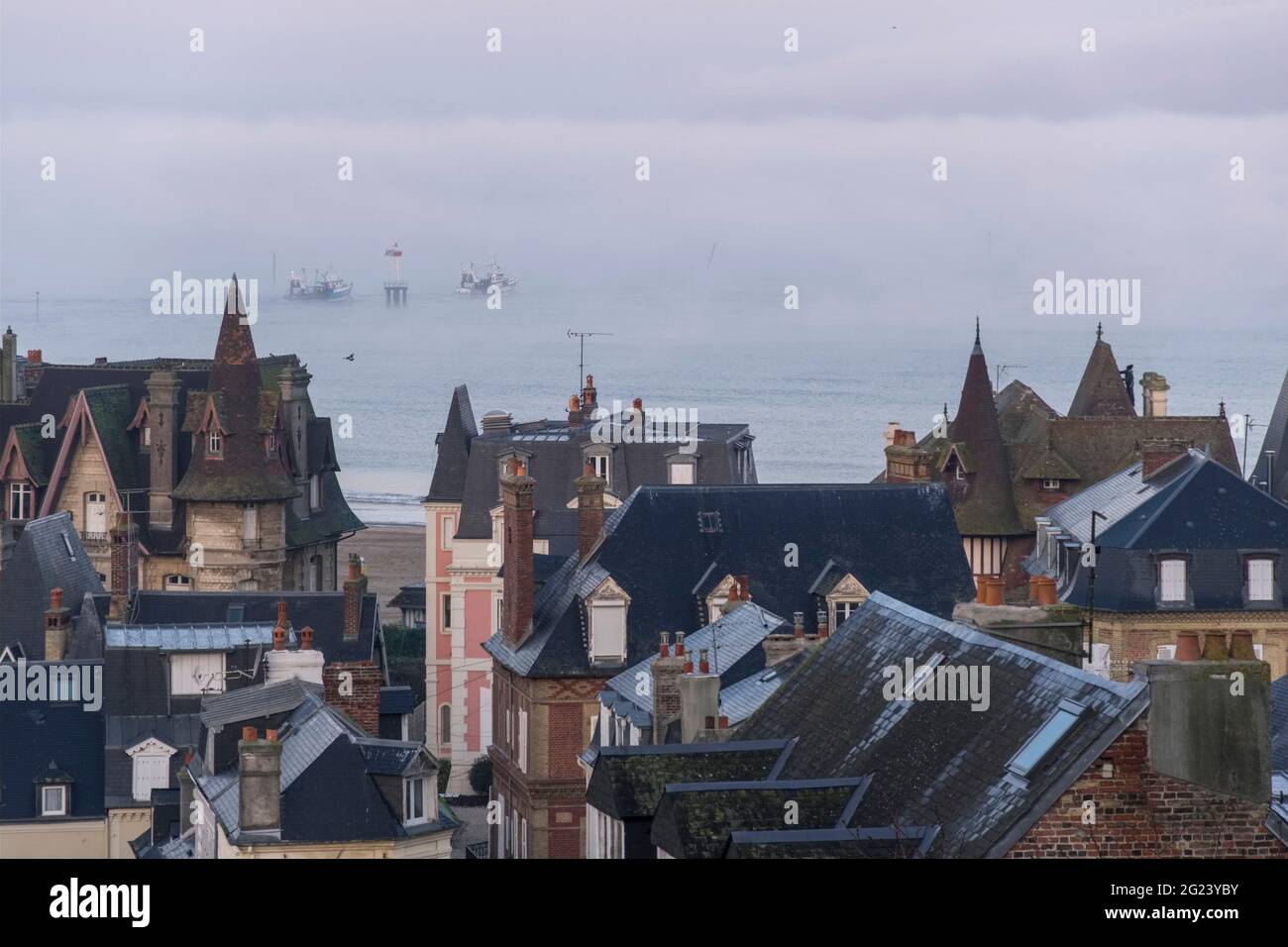 Trouville sur Mer (Normandie, Nordwestfrankreich): Übersicht über die Stadt und das Meer am Morgen Stockfoto