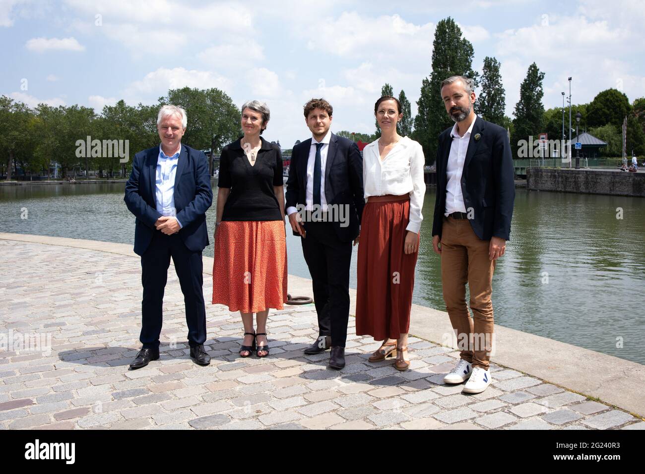 Portrait of Europe Ecologie Les Verts (EELV) Nationalsekretär und Kandidat für die Regionalwahlen in Ile De France Julien Bayou, EELV-Kandidat für Centre-Val de Loire Charles Fournier, EELV-Kandidat für die Region Auvergne-Rhone-Alpes Fabienne Grebert, Die EELV-Kandidatin für die Region Bretagne, Claire Desmares-Poirrier, und die EELV-Kandidatin für Occitanie et, zahlen nach einer Pressekonferenz zu den Regionalwahlen in Paris am 8. Juni 2021 den katalanen Antoine Maurice in der Nähe des Ourcq-Kanals. Foto von Raphael Lafargue/ABACAPRESS.COM Stockfoto