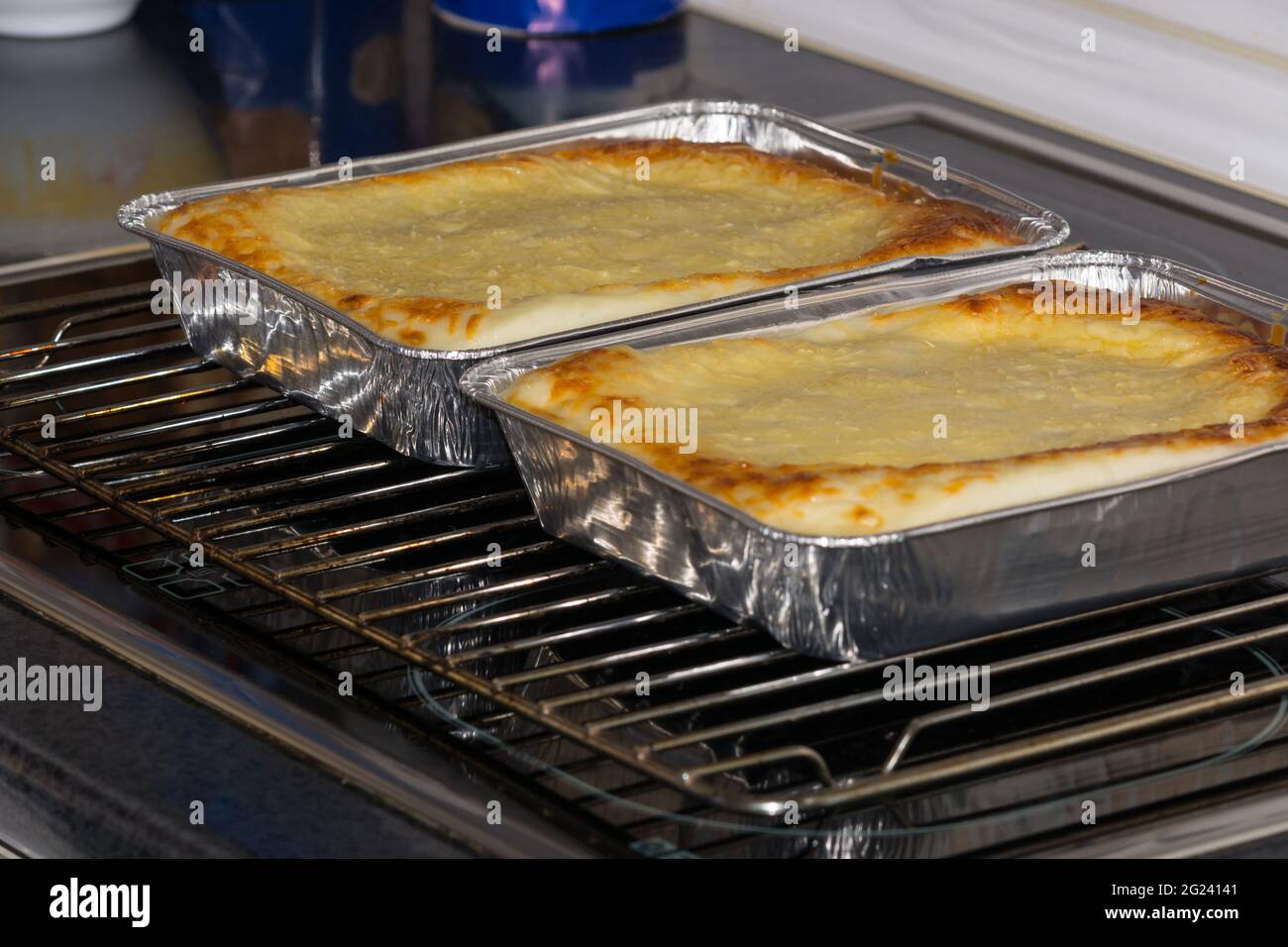Leckere Lasagne mit Fleisch bedeckt mit Käse auf weiß serviert Platte Stockfoto