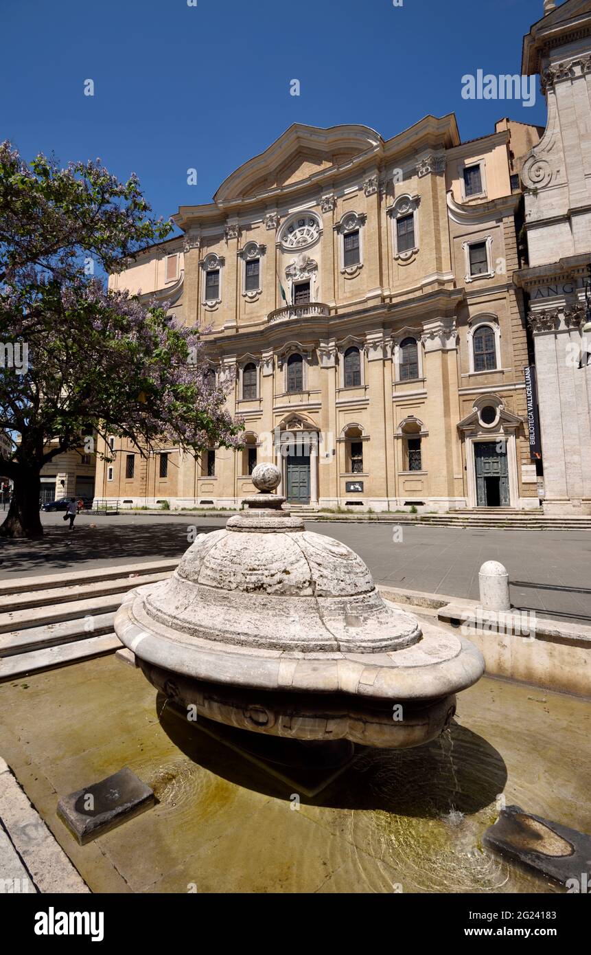 Italien, Rom, Piazza della Chiesa Nuova, Brunnen von Giacomo della Porta (1581 n. Chr.) und Oratorio dei Filippini (Borromini, 17. Jahrhundert) Stockfoto
