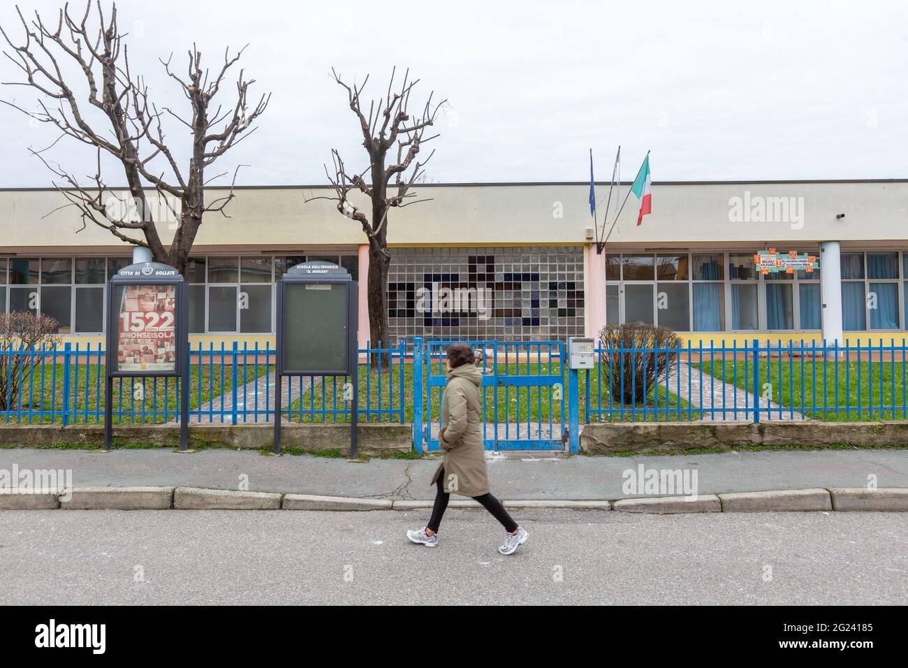 Mailand, nach der Entdeckung eines Ausbruchs der englischen Variante von Covid in einem Schulkomplex und seiner anschließenden Schließung, ist die Stadt Bollate waiti Stockfoto