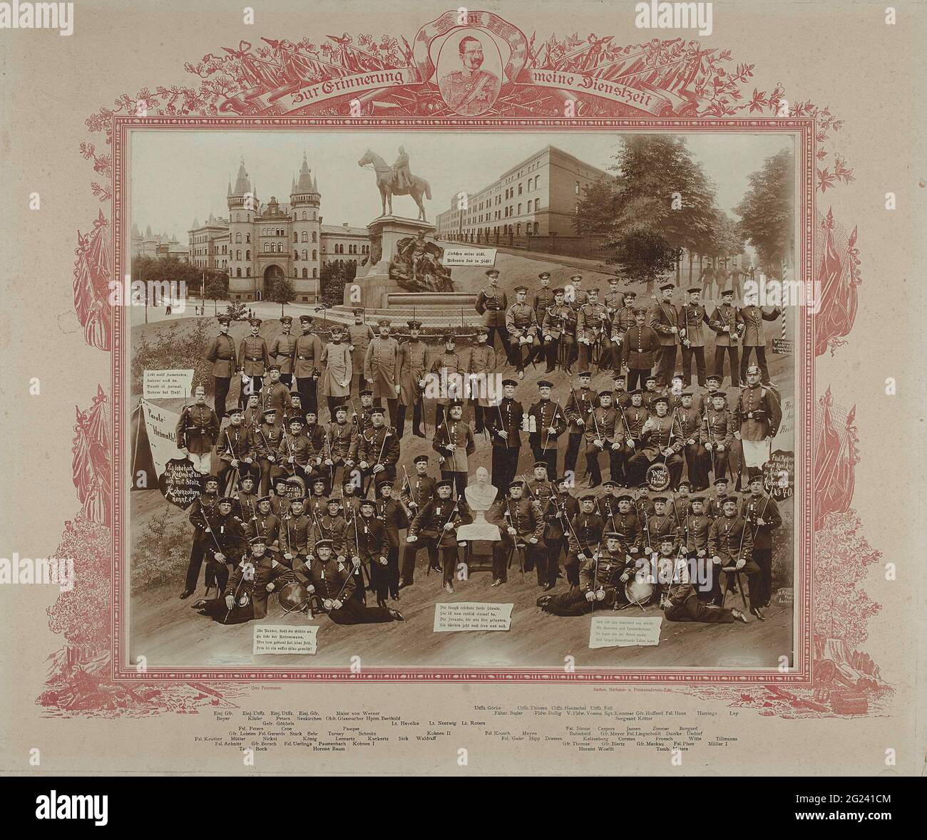 Erinnerung an den Dienst des füsilier-Regiments Fürst Carl Anton von Hohenzollern Nr. 40. Tableau der montierten Fotos ('zur erinnerung an meine servicezeit') des füsilier-Regiment fürst Carl Anton von Hohenzollern no 40. In der Mitte eine Büste von Kaiser Wilhelm II. Und an der Spitze der Reiterstatue von Kaiser Wilhelm I. (entworfen von Fritz Schaper, platziert 1901). Stockfoto