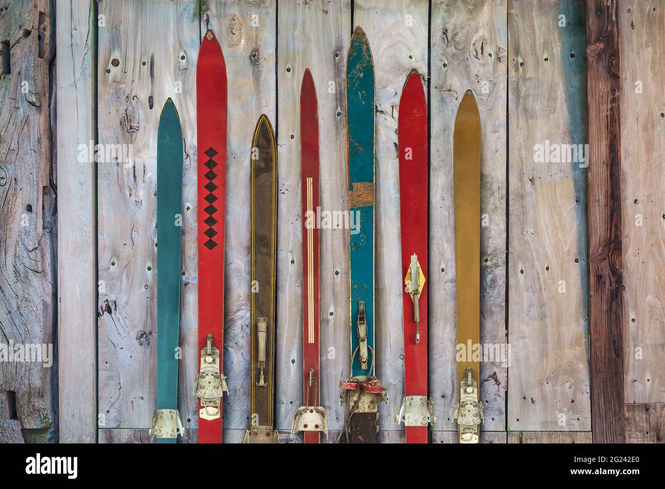 Sammlung von alten Holz verwitterten Ski vor einem Alte Scheune Stockfoto