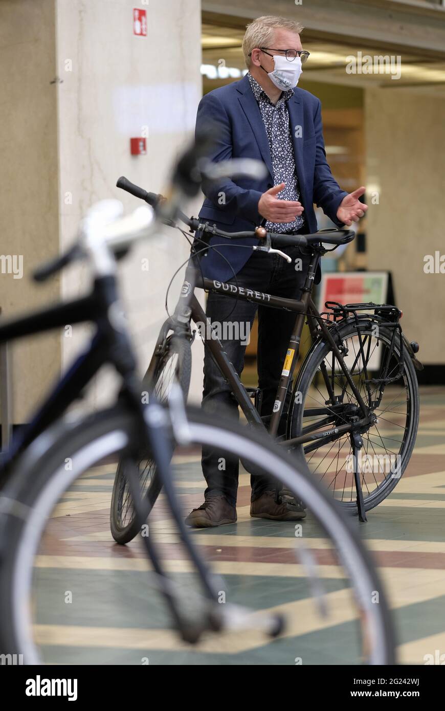 Der Vizepremierminister und Mobilitätsminister Georges Gilkinet hält sein Fahrrad während eines Pressemoments des NMBS-SNCB, um seine angepasste Fahrradstrate vorzustellen Stockfoto