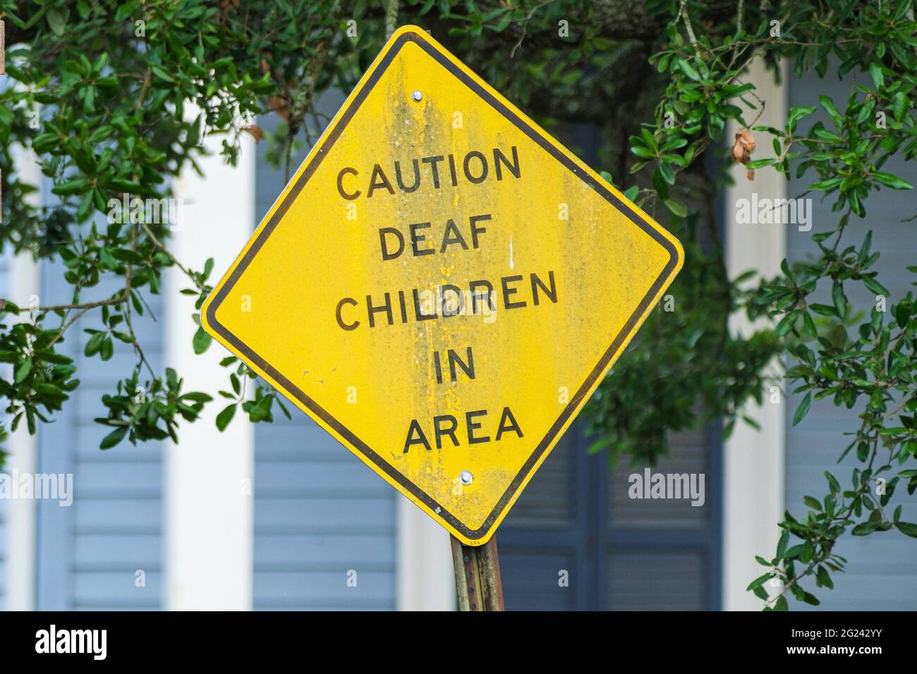 Verbogenes und abgenutztes „Vorsicht Gehörlose Kinder in der Gegend“-Schild in einem Uptown-Viertel in New Orleans, Louisiana, USA Stockfoto