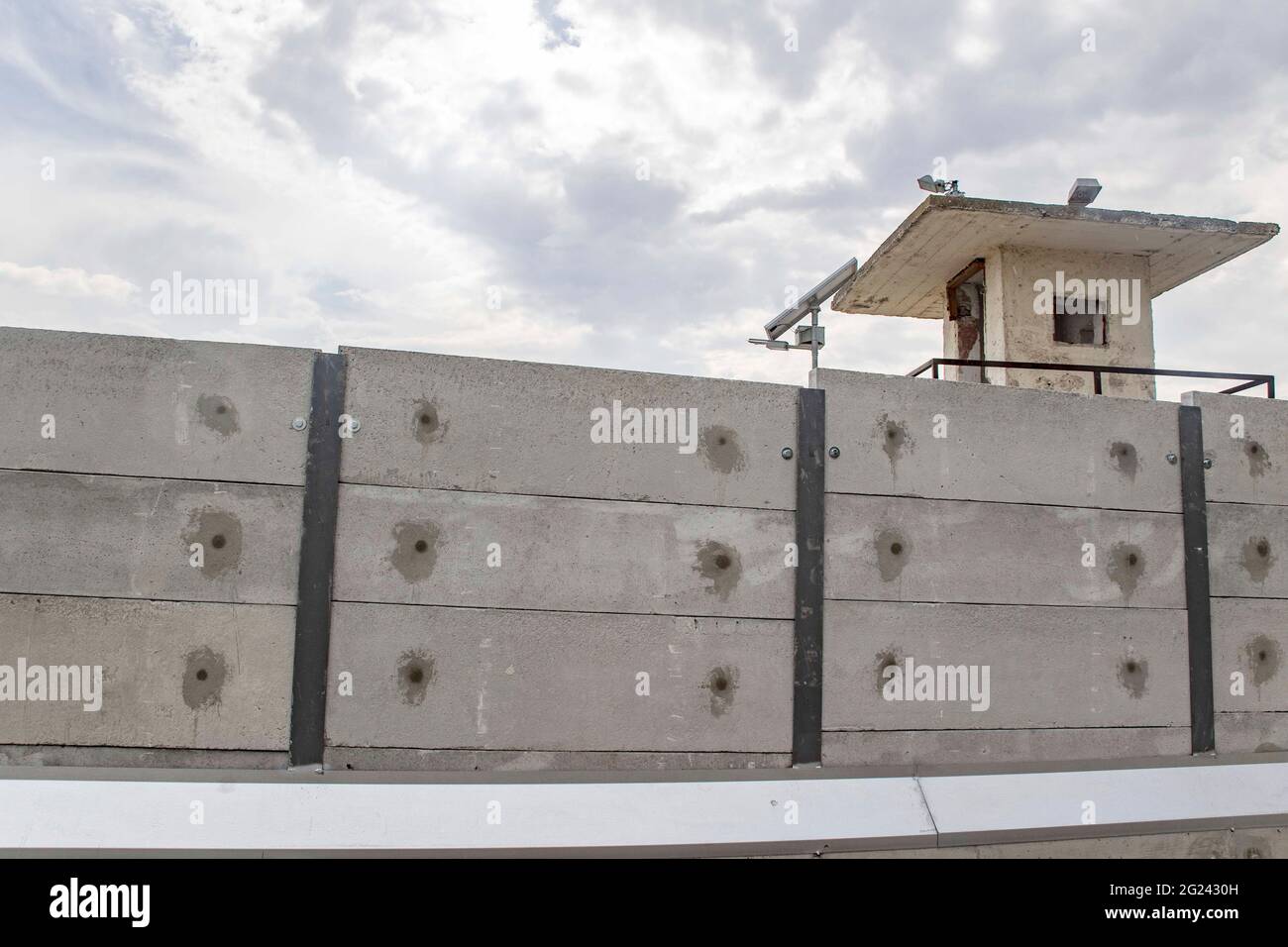 Thessaloniki, Griechenland. Juni 2021. Blick auf eine 3 Meter lange graue Mauer, die um das Diavata-Flüchtlingslager in der Nähe von Thessaloniki errichtet wurde. Um Flüchtlingslager auf dem griechischen Festland und den griechischen Inseln werden hohe Betonwände errichtet, ein Schritt, den Griechenland für Sicherheitszwecke beansprucht. Kredit: SOPA Images Limited/Alamy Live Nachrichten Stockfoto