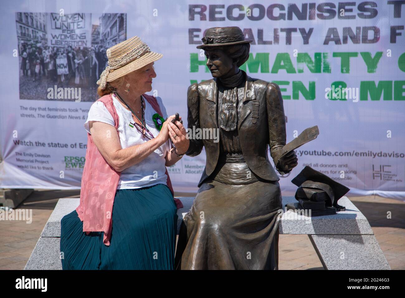 EPSOM, SURRY, Großbritannien - 2021. JUNI 8: Audrey Ardern-Jones hält die rechte Hand der soeben enthüllten Statue der Frauenmartnerin Emily Wilding Davison Stockfoto