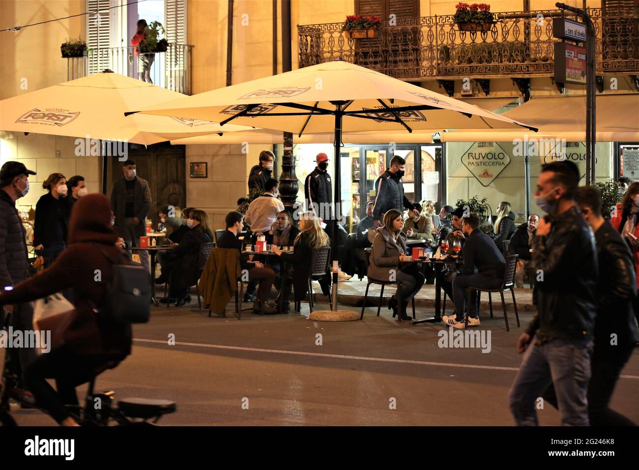 PALERMO NOTFALL COVID AUF DEM FOTO DIE STRASSEN DES ZENTRUMS ÜBERFÜLLT MIT MENSCHEN FÜR DAS RENNEN UM DAS LETZTE GESCHENK VOR DER AUSSPERRUNG VERSAMMLUNGEN (BLASSER Stockfoto