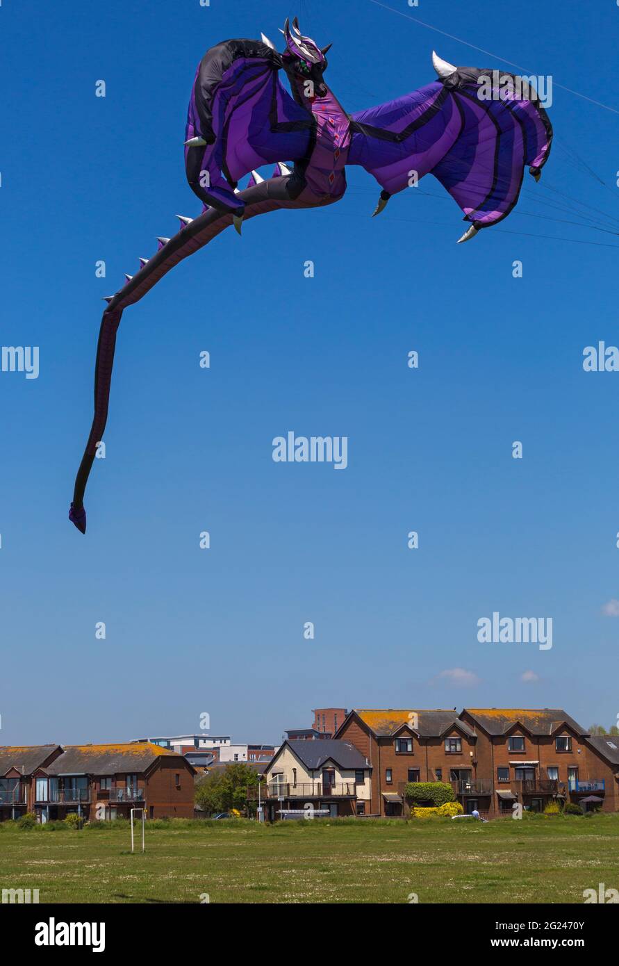 Drachen fliegen in der Luft gegen blauen Himmel in Poole, Dorset UK im Mai Stockfoto