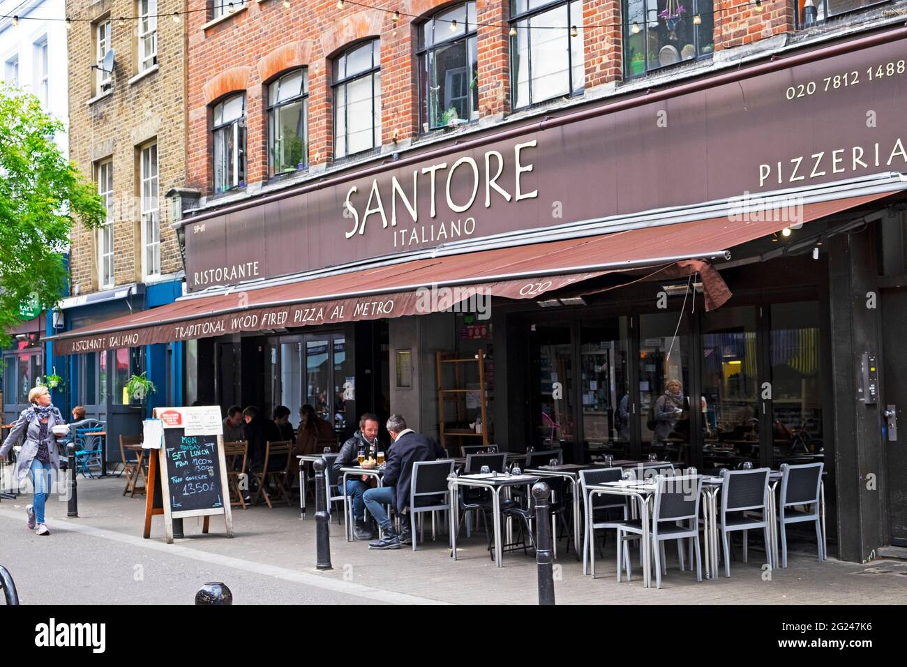 Santore Italienisches Restaurant und Pizzeria Außenansicht Menschen sitzen an Tischen draußen in der Exmouth Market Street Clerkenwell London England UK KATHY DEWITT Stockfoto