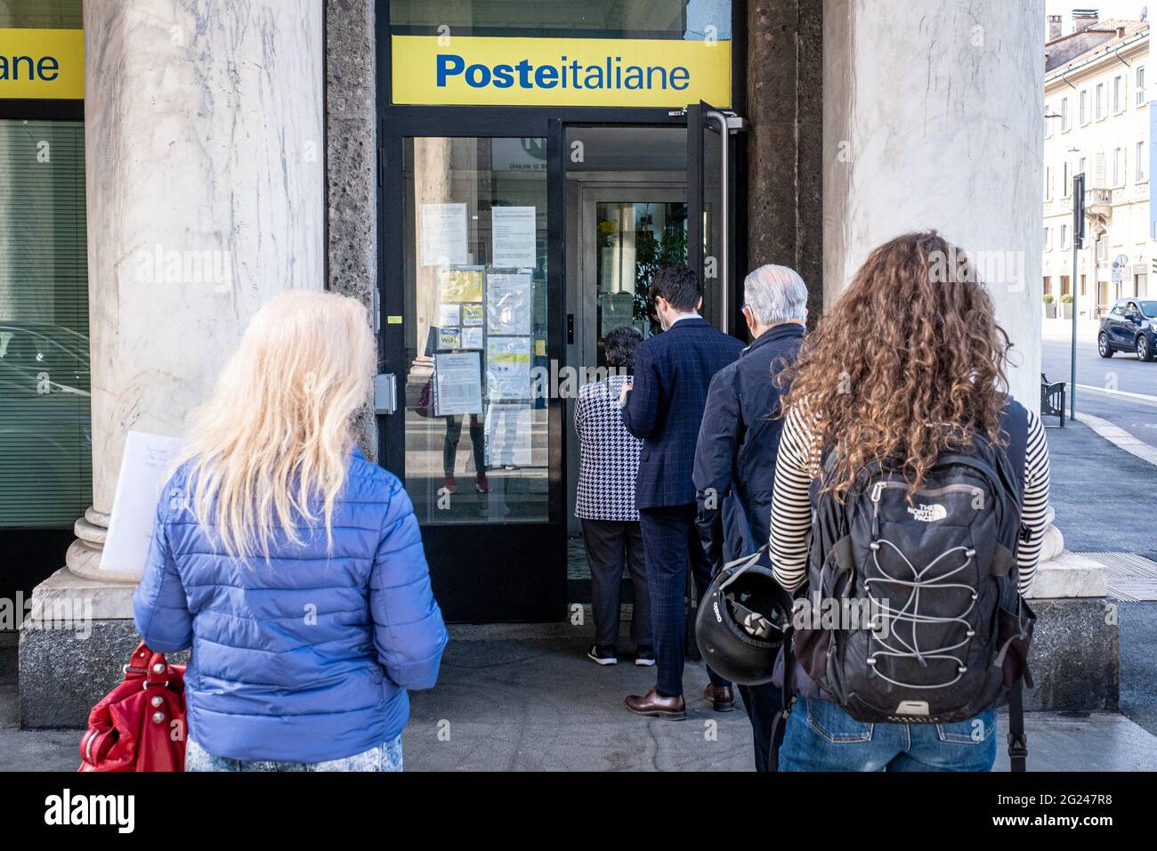 Mailand - Lombardei - Buchung von Anti-Covid-19-Impfstoffen bei der Post, postamat. Impfung 75 79 Jahre. Postamt in Via Salvini (Mailand - 2021-0 Stockfoto