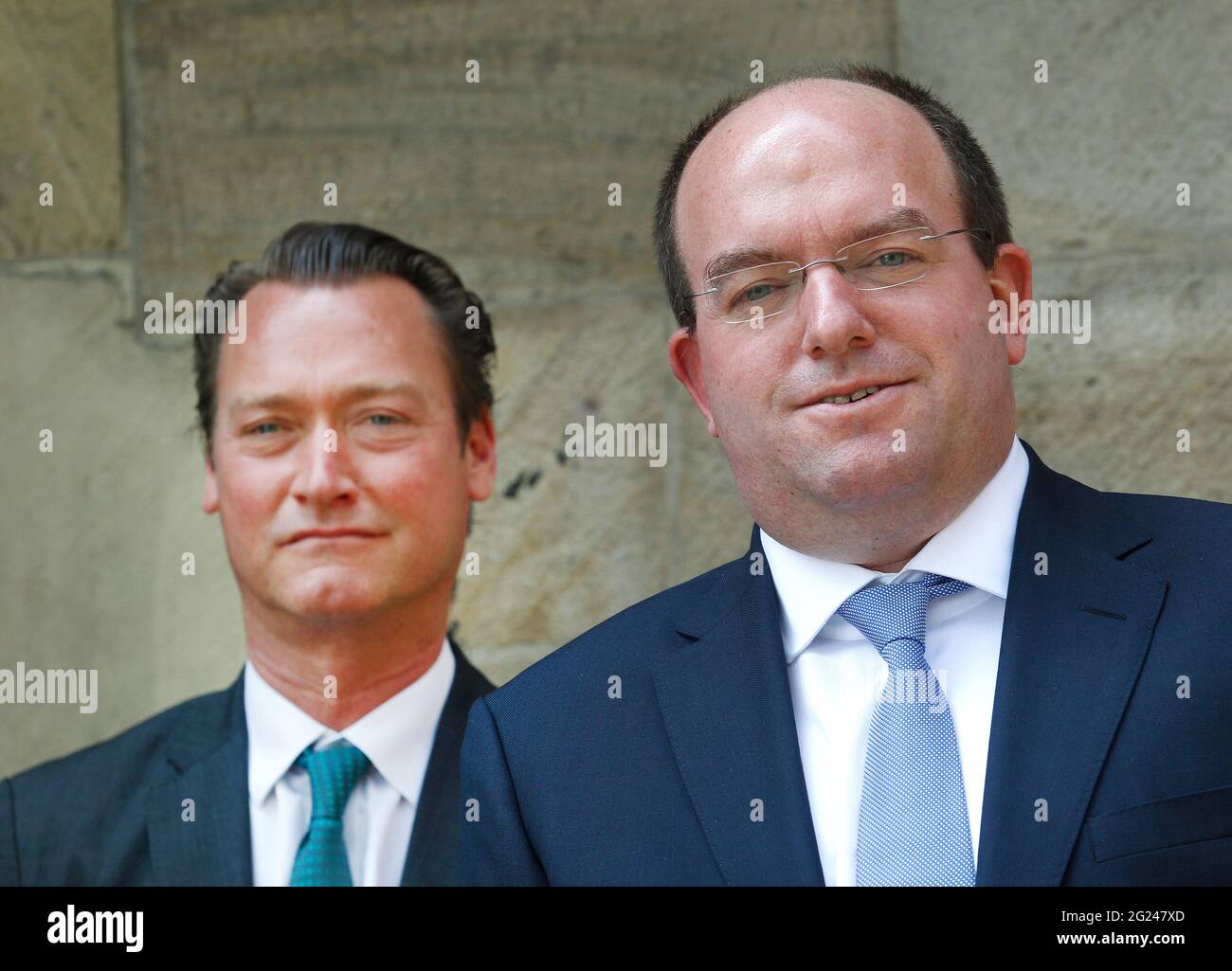 Duisburg, Deutschland. Juni 2021. Markus Bangen (r), der zum Jahresende neuer Vorstandsvorsitzender der Duisburger Hafen AG wird, und das neue Mitglied des Vorstands, Carsten Hinne, schauen sich den Fotografen an. Quelle: Roland Weihrauch/dpa/Alamy Live News Stockfoto